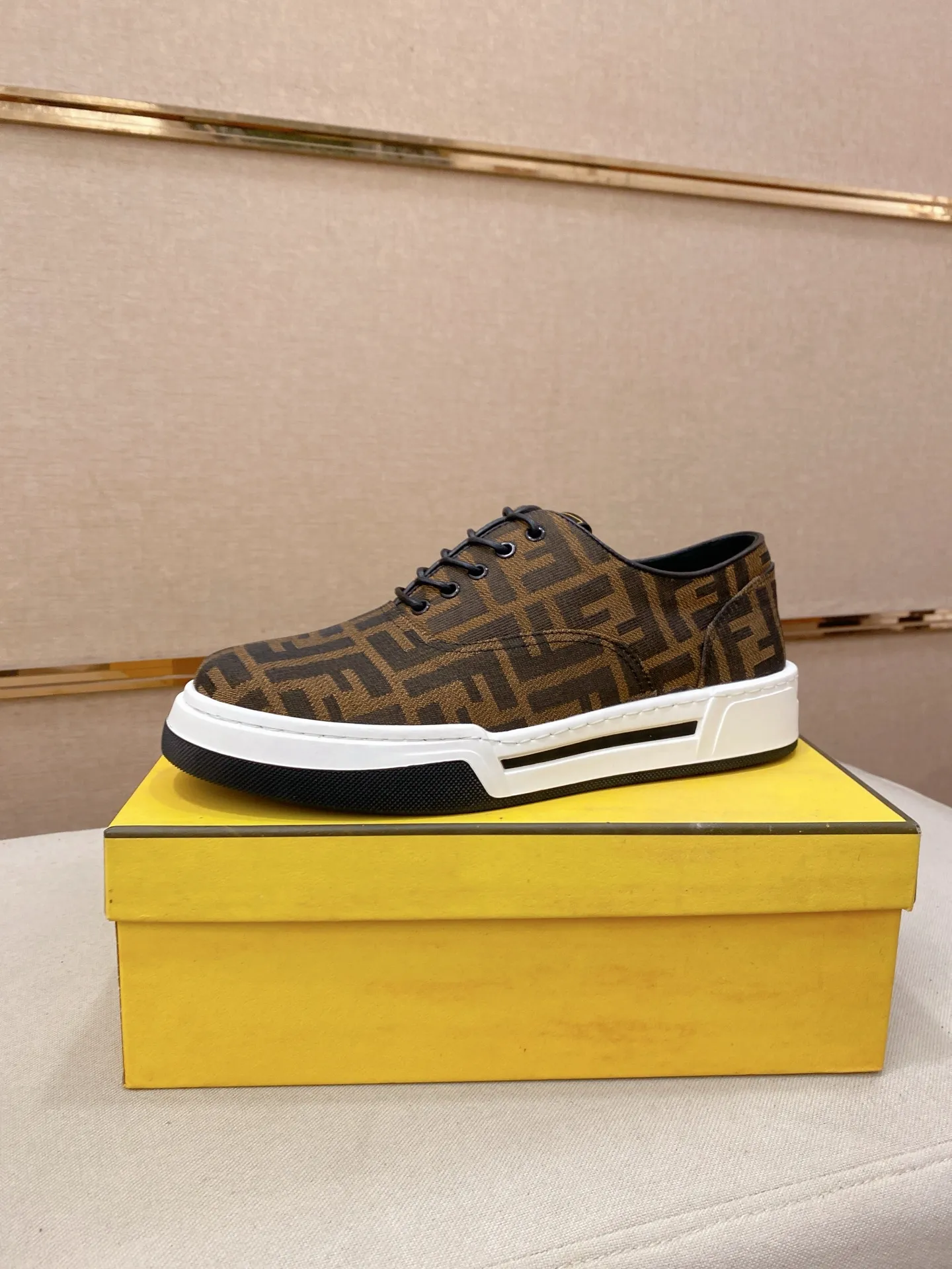 Men's shoes 💰 420💰 (FENDI) New high-top 👊🏻 upper 🇮🇹 imported cowhide fabric 🇩🇪 lining imported sheepskin lining. The original outsole is molded to highlight the identity of every man, and the upper foot is stable and stable🚶🏻🚶🏻The high-end custom counters reproduce the original version📯No matter the wind or rain, the shoe last remains unchanged and can withstand the verification of time🔍️,🔵 Size: 38-44 (45 is custom-made and cannot be returned or exchanged